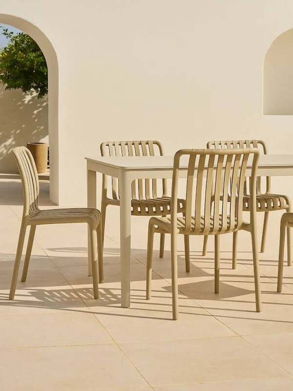 sillas beige de exterior